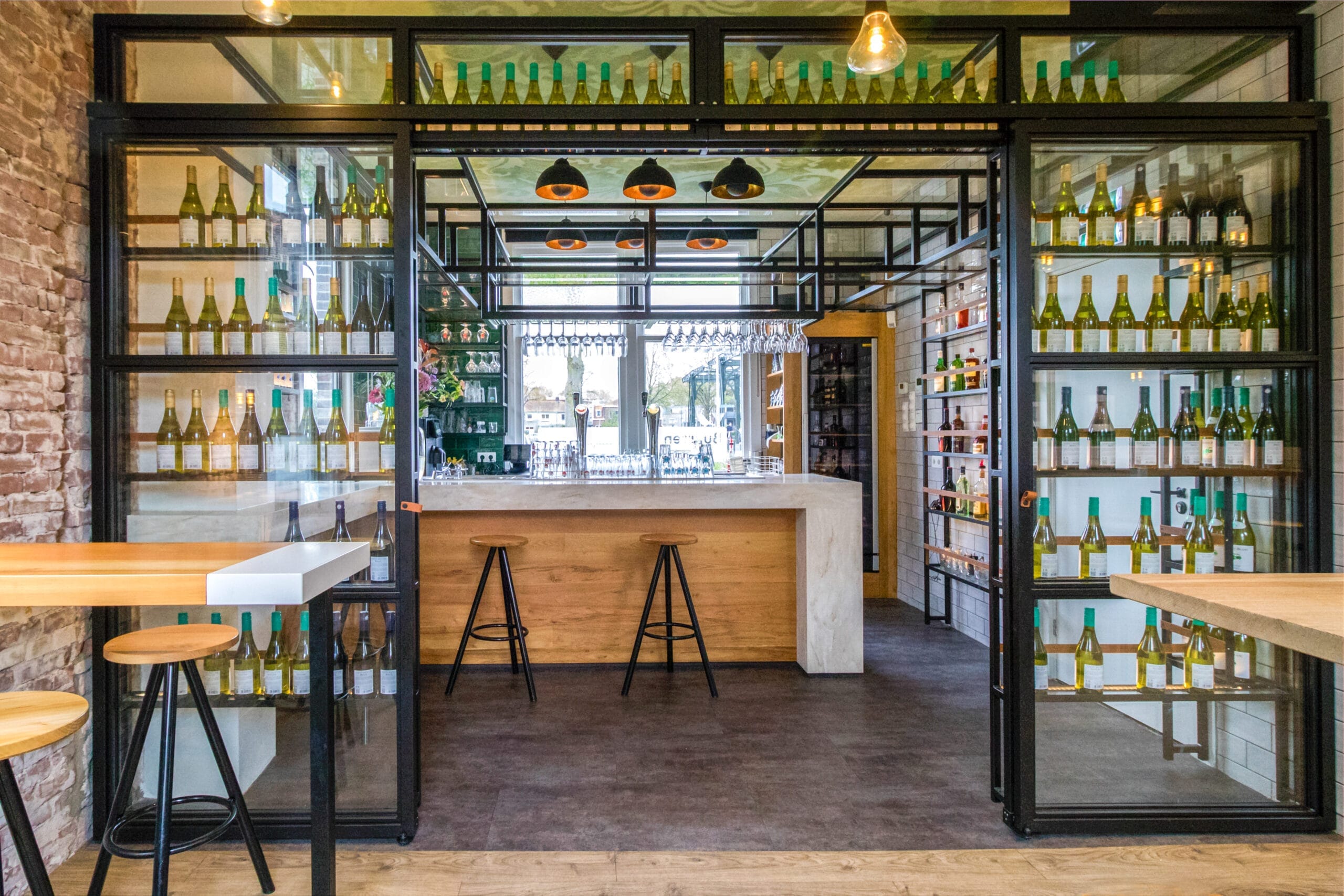 Fabrieksbar in het Sluiswachtershuis met zicht naar de bar