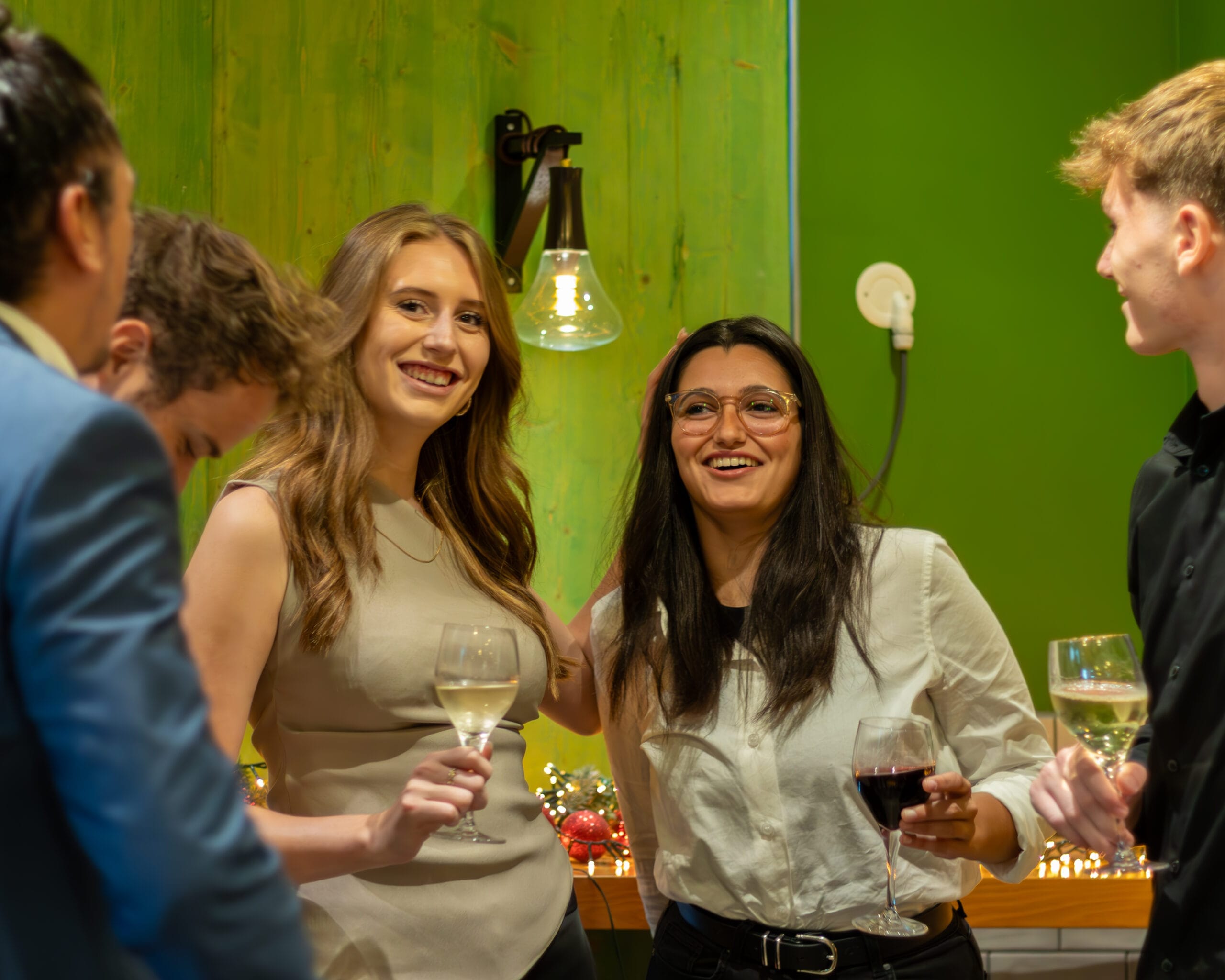 Mensen met drankjes tijdens een bedrijfsborrel in Utrecht bij Buurten in de Fabriek