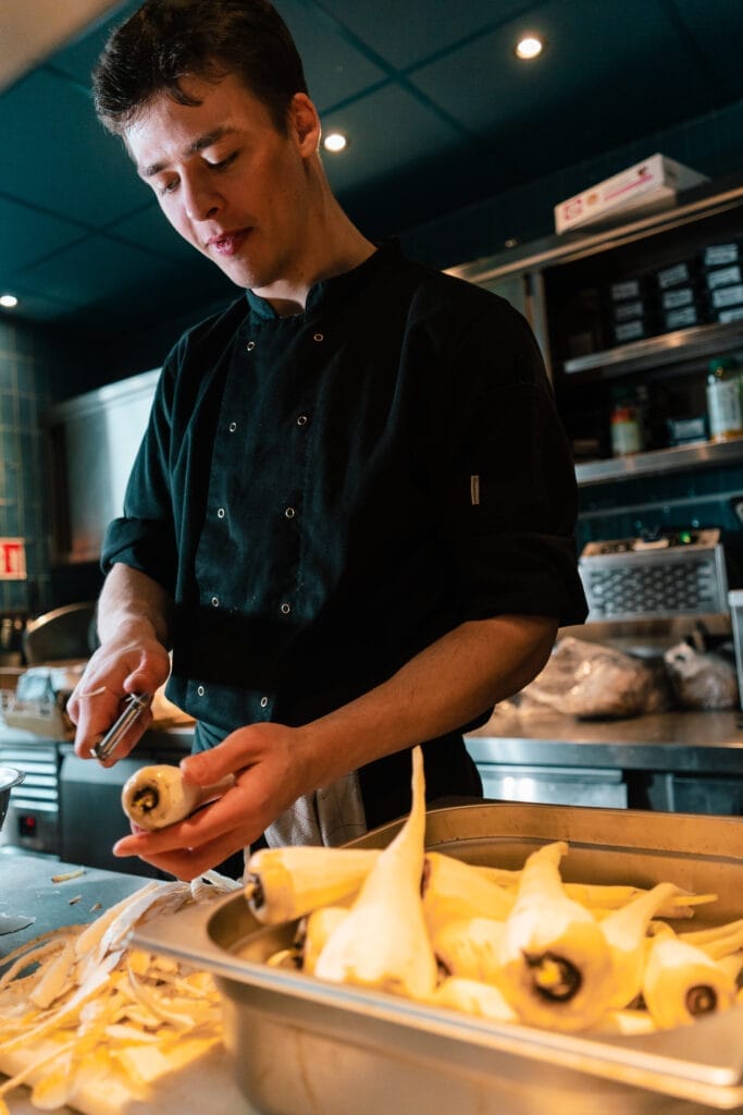 Mees aan het werk in de keuken bij Buurten in de Gaard