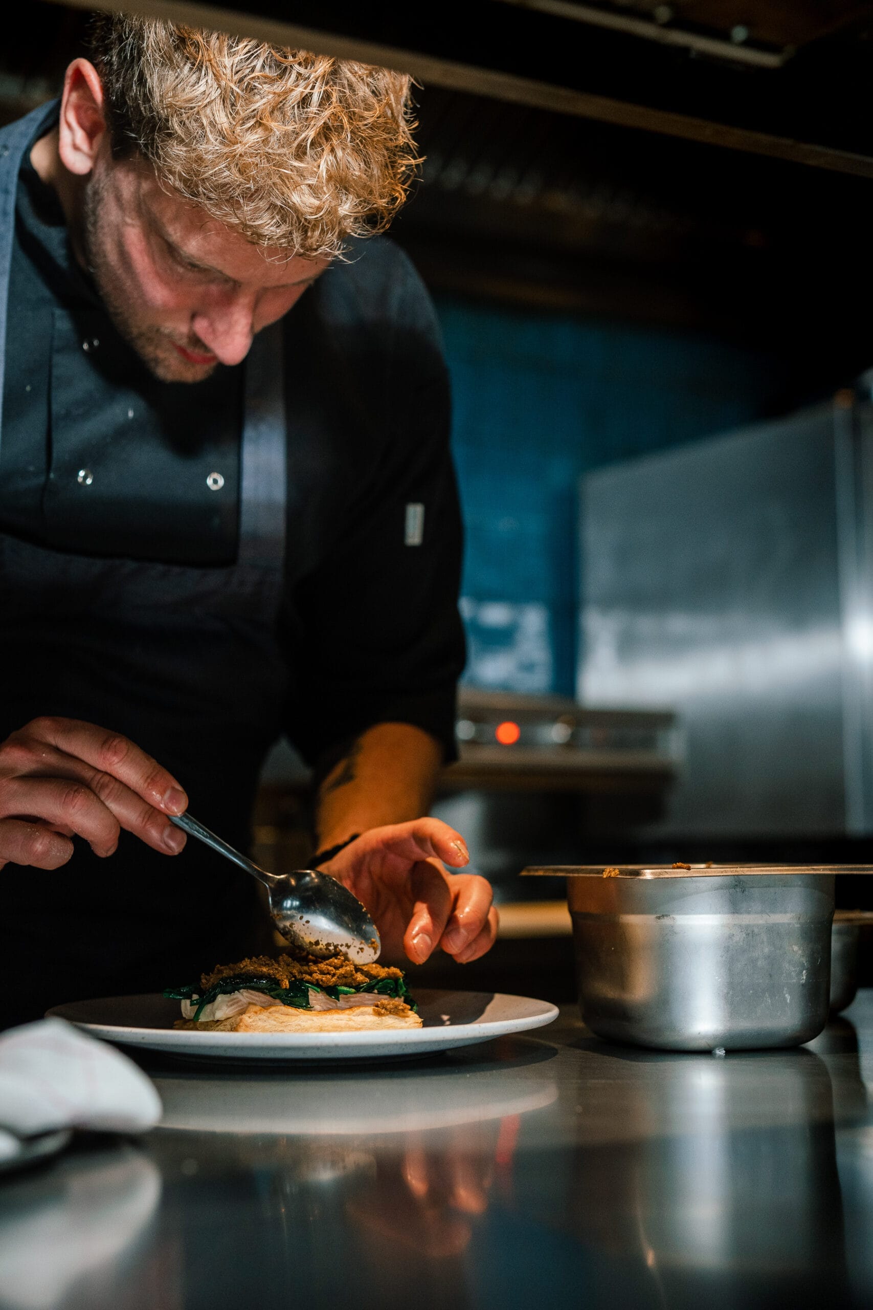 Chef Kok Remco maakt een gerecht op de pas
