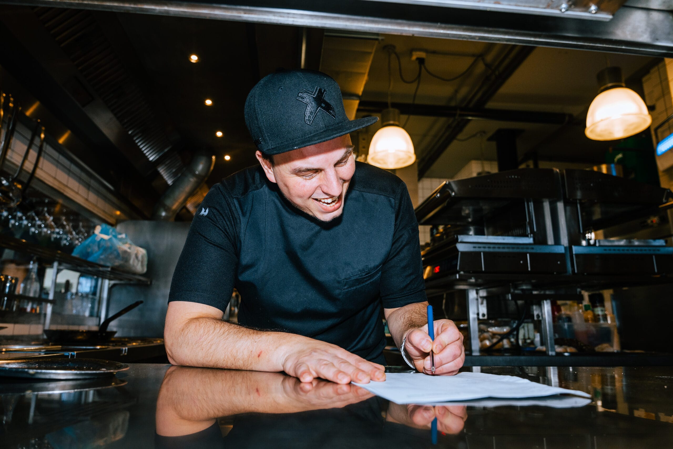 Chef-Kok Marius aan het werk op de pas