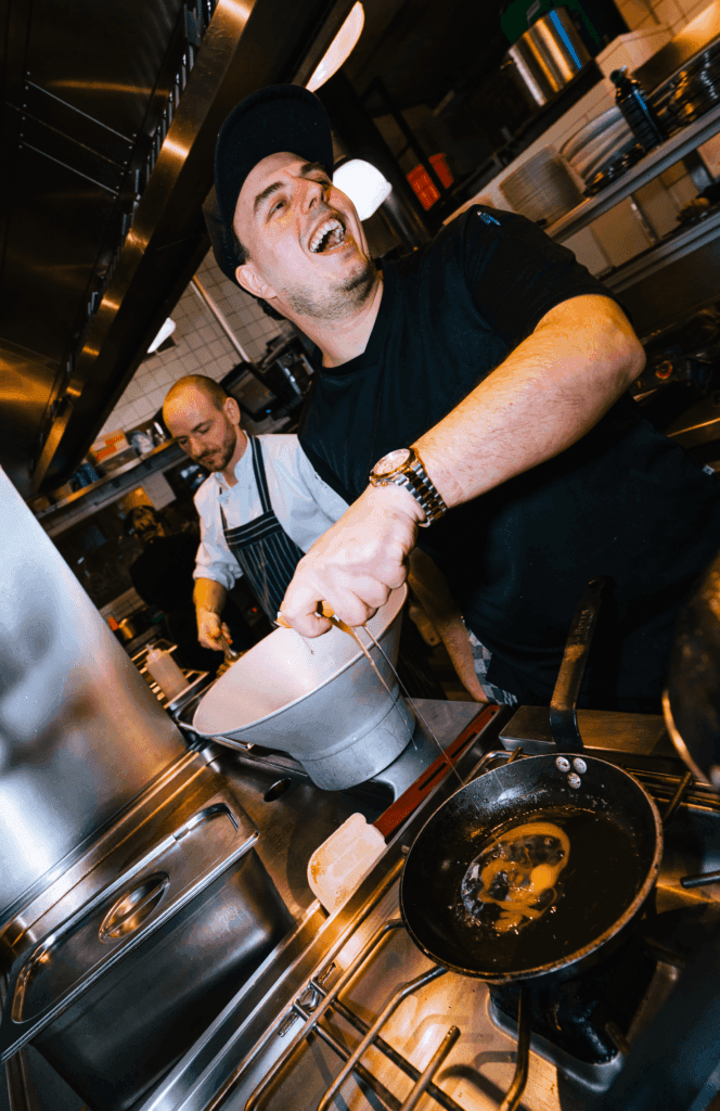 Chef-Kok Marius die een ei kapot knijpt in een pan