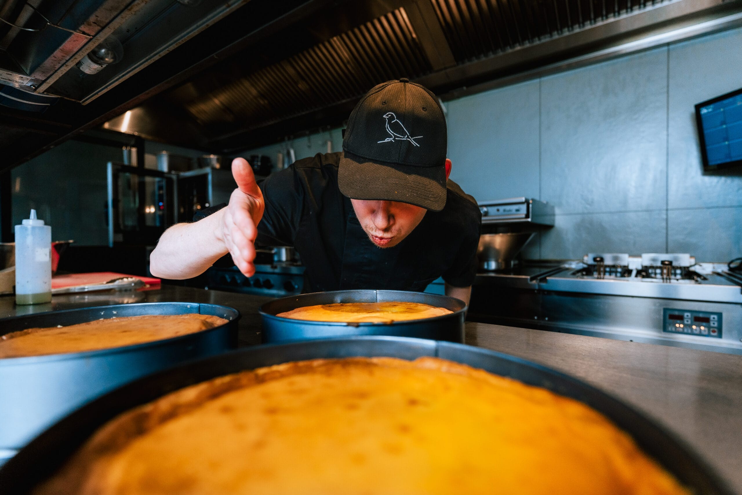 Chef Tom ruikt aan de Famous Buurten Cheesecake