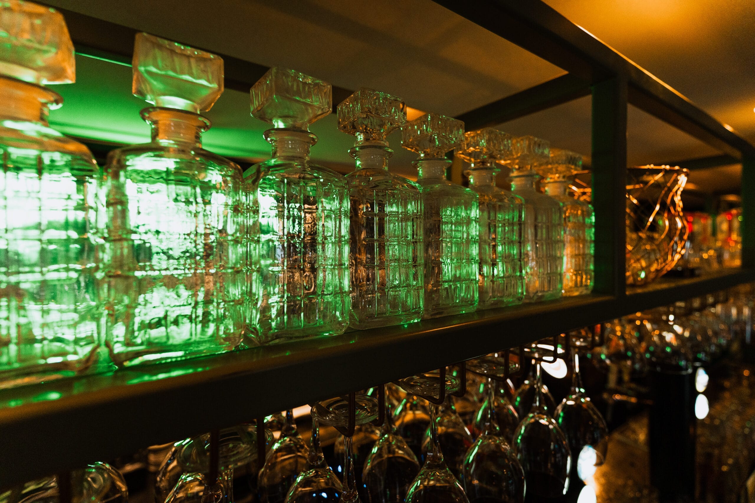 Wiskeyflessen boven de bar bij Buurten in Oost