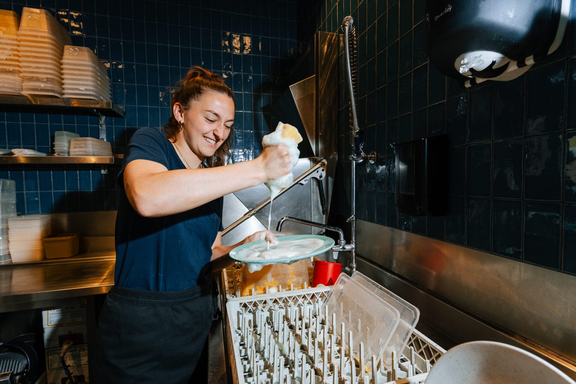 Afwasser in de keuken bij Buurten