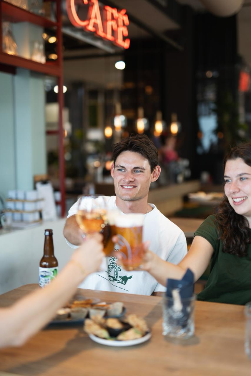Barkeeper Stijn aan een biertje bij Buurten in de Bieb
