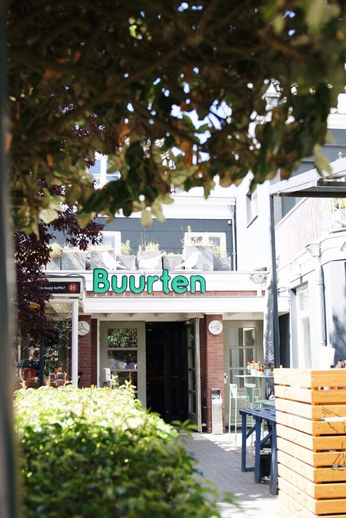 Ingang van Buurten in Oost staand.
