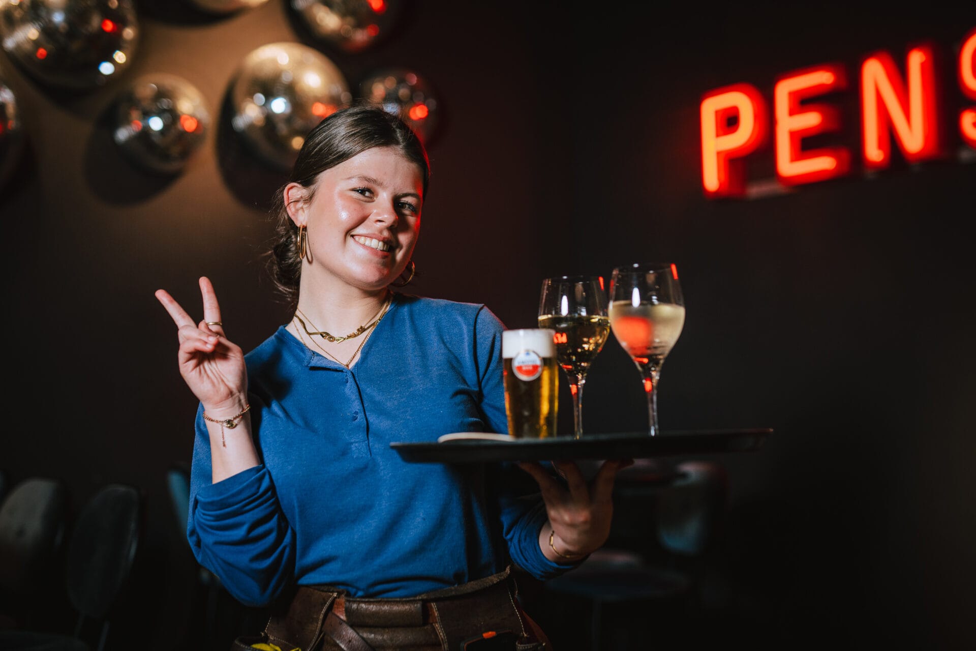 Shiftleader Kato bij Buurten met dienblad