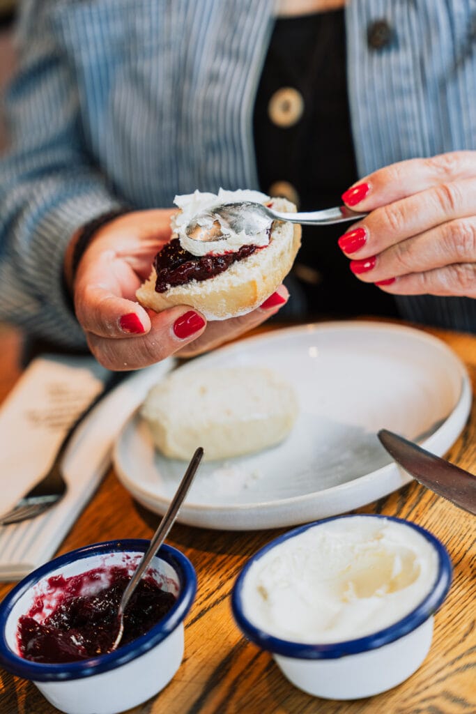 scone met jam