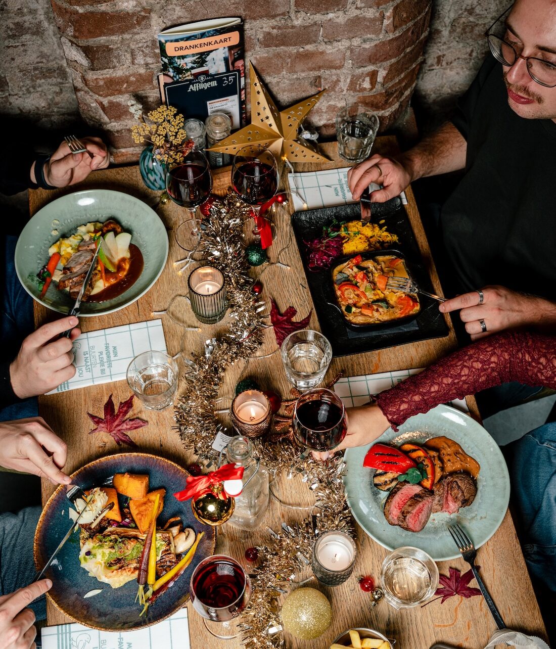 Buurten in de Fabriek - volle tafel met kerstdecoratie